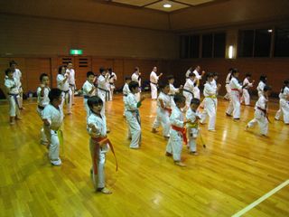 土曜は空手 元気に稽古、体験!_c0118332_23235567.jpg
