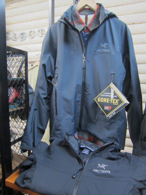ARK\'TERYX ・・・ ATOM LT HOODY! 待ってた奴の入荷です♪♪♪_d0152280_4144157.jpg