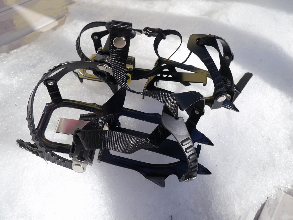 10本爪アイゼン デジカメ持って野に山に