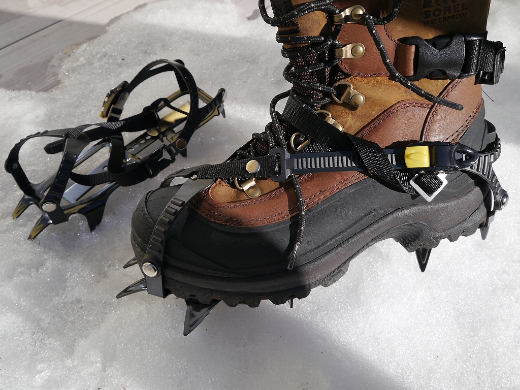 10本爪アイゼン デジカメ持って野に山に