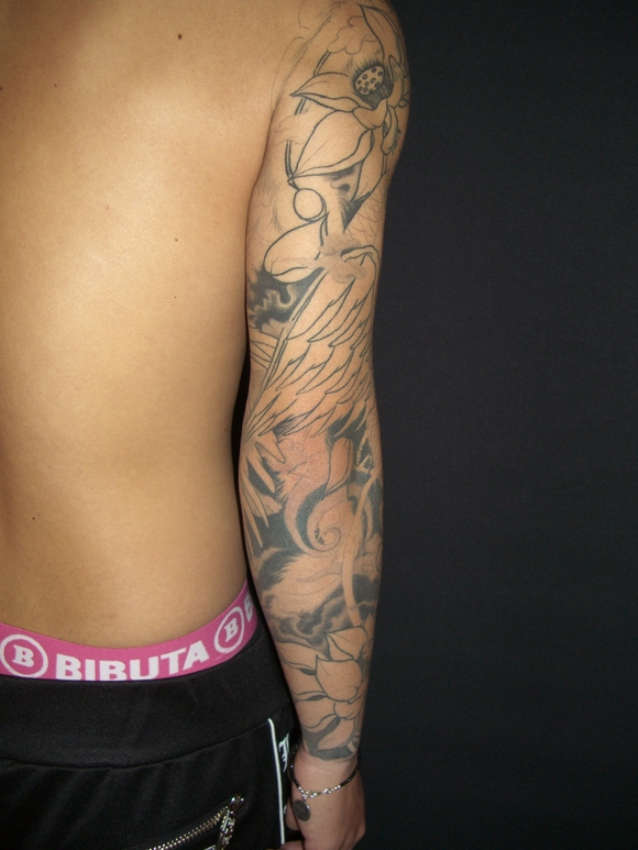 入れ墨美人画です 蛸と生首」 葛飾北斎大先生の春画。 蛸と女インスパイア。 獣姦