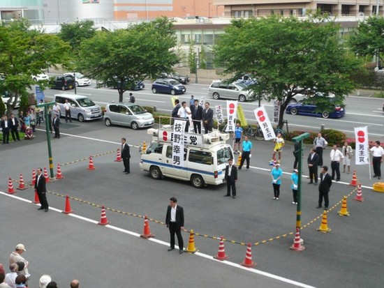 11月25日 民主党 街頭演説が荒れ気味？【枝野幸男】_e0206242_20421874.jpg