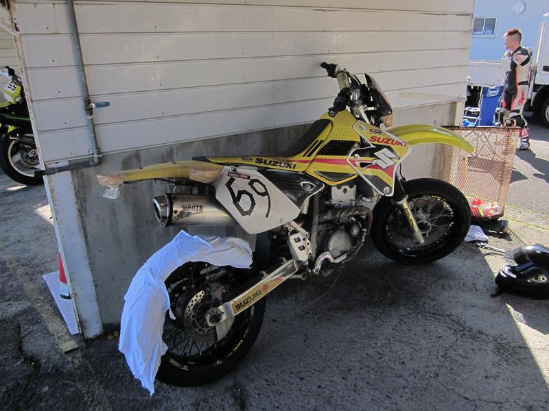 ツーリング ミニバイク モタードレース見学 nuts custom cycles
