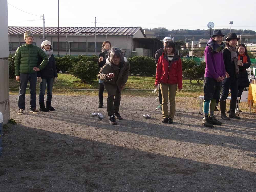 冬の公園でペタンク、そしてワインと生ハムの香りにつつまれて(記:藤本紀久子)_a0195310_16204037.jpg