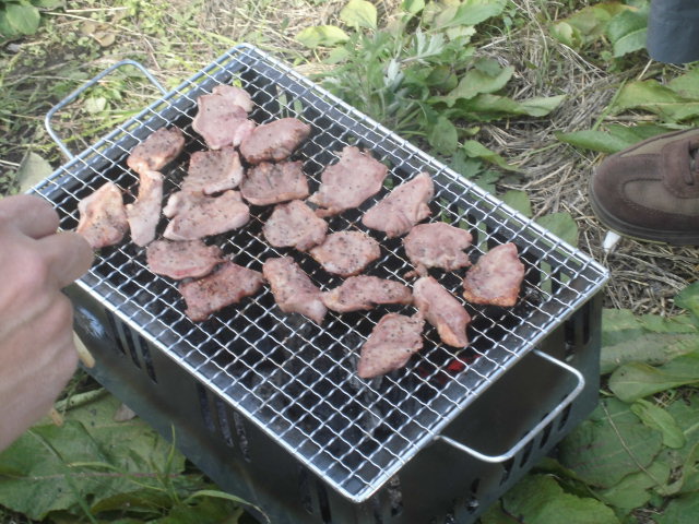 快晴のもと小潤井川での芋煮会_f0141310_7434060.jpg