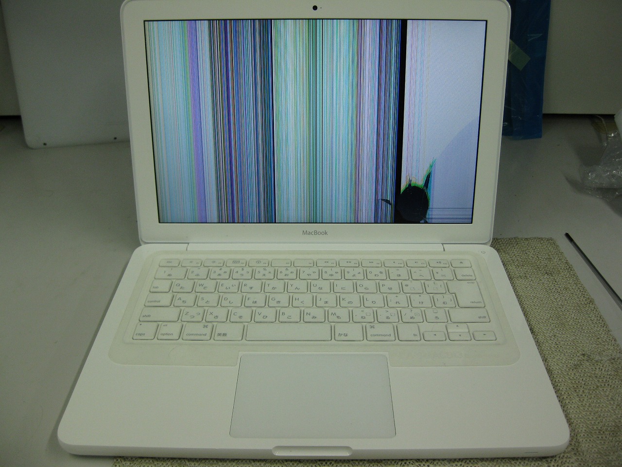 Macbook A1342液晶パネル破損の交換修理 パソコン修理日誌 Pcアシスト