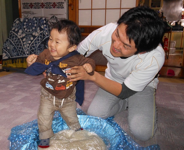 ♪　まだ　誕生日は…　早々と　「餅踏ませる」　やりました！！_f0042737_94486.jpg