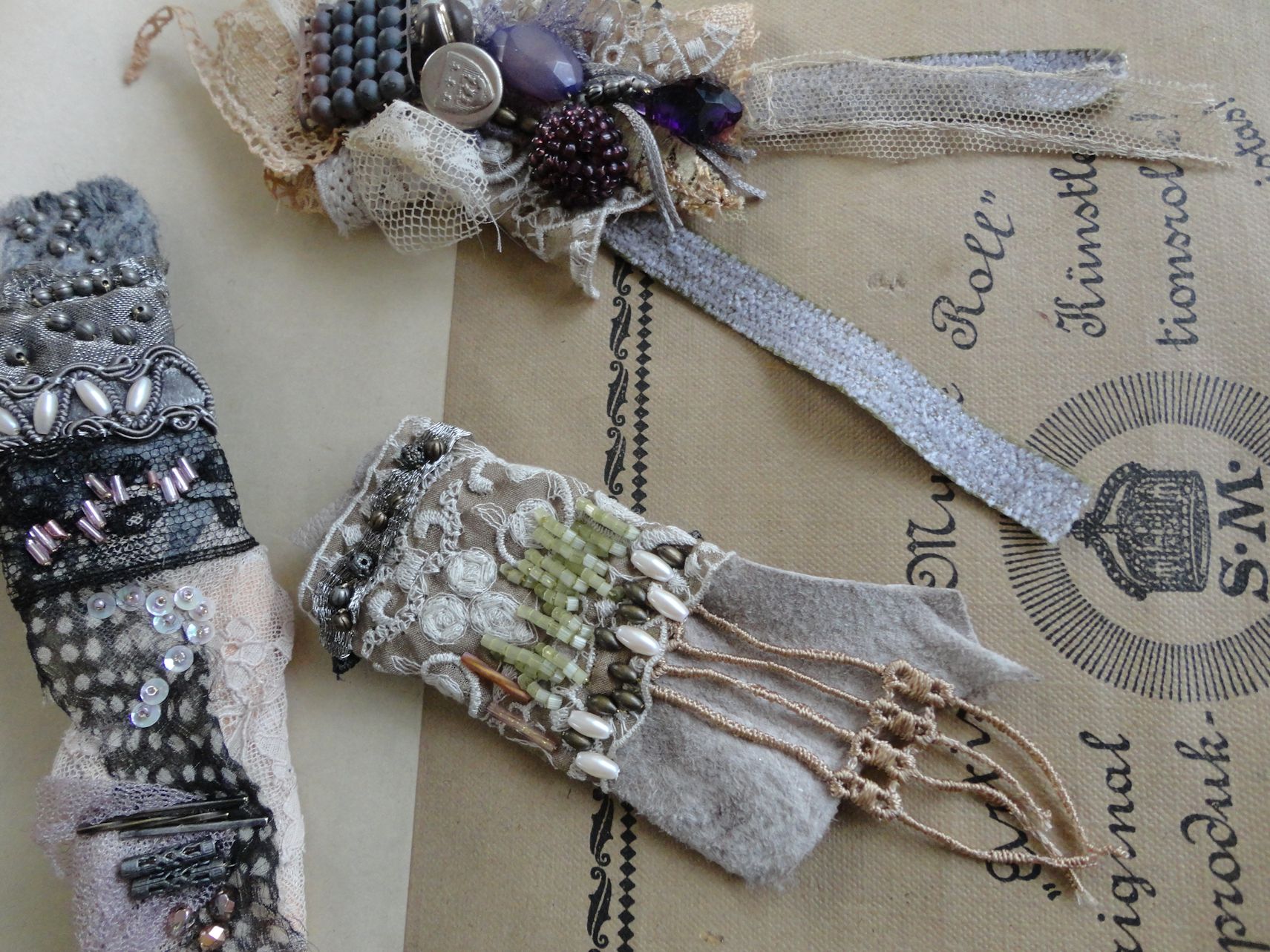 新作broche_d0162257_1182559.jpg
