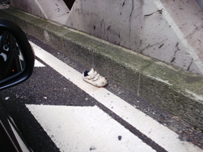 靴が落ちている_e0077899_6442861.jpg