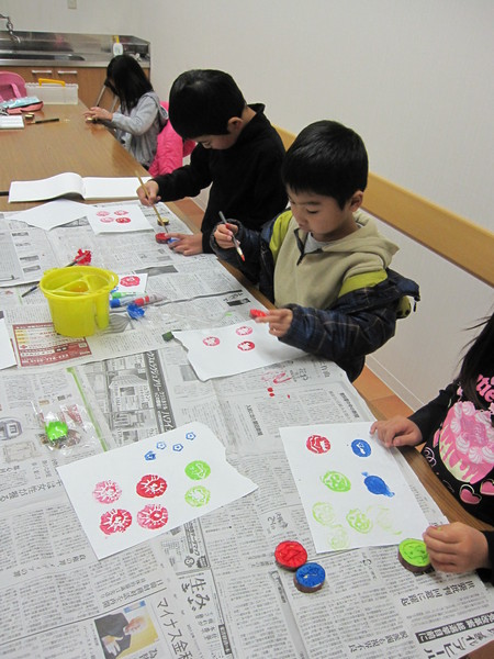 城陽教室 イモ版で年賀状作り こども造形絵画教室おえかきひろば 城陽教室 イモ版で年賀状作り こども造形絵画教室おえかきひろば