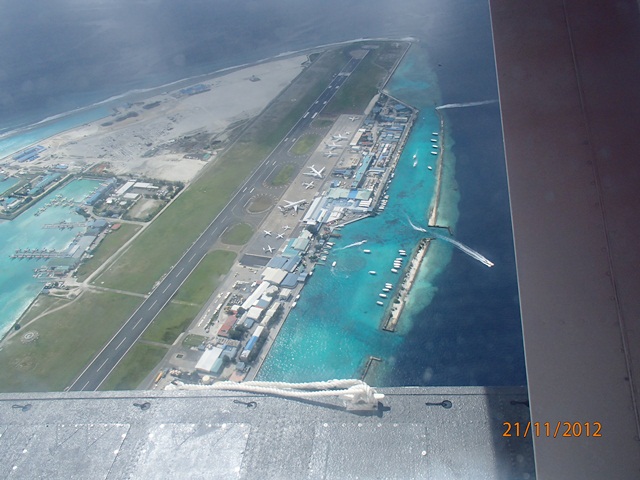 水上飛行機に乗って・・・モルディブ_e0182138_19431234.jpg