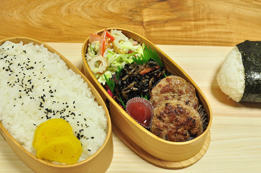 ソーセージバーグのお弁当_b0171098_6563551.jpg