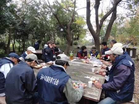 H24年「丸太を切ってサンタを作ろう」 in せんなん里海公園_c0108460_2259836.jpg