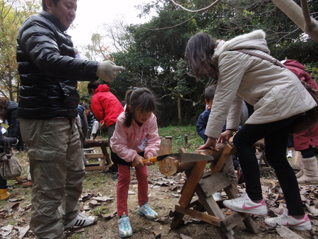 H24年「丸太を切ってサンタを作ろう」 in せんなん里海公園_c0108460_23101633.jpg