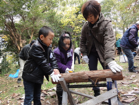 H24年「丸太を切ってサンタを作ろう」 in せんなん里海公園_c0108460_23112584.jpg
