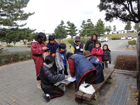 H24年「丸太を切ってサンタを作ろう」 in せんなん里海公園_c0108460_2342292.jpg