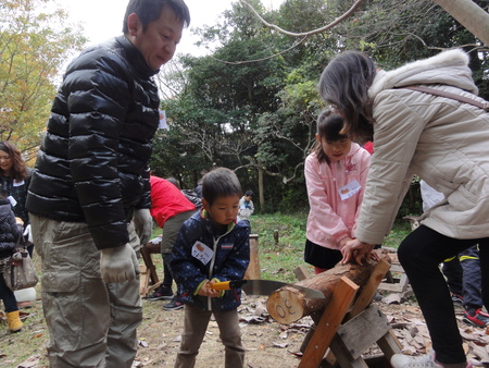 H24年「丸太を切ってサンタを作ろう」 in せんなん里海公園_c0108460_2385146.jpg