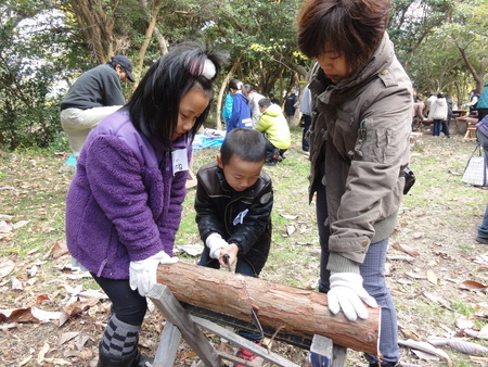 H24年「丸太を切ってサンタを作ろう」 in せんなん里海公園_c0108460_2392533.jpg