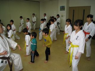 日曜空手は新琴似教室 元気に体験!_c0118332_1538381.jpg