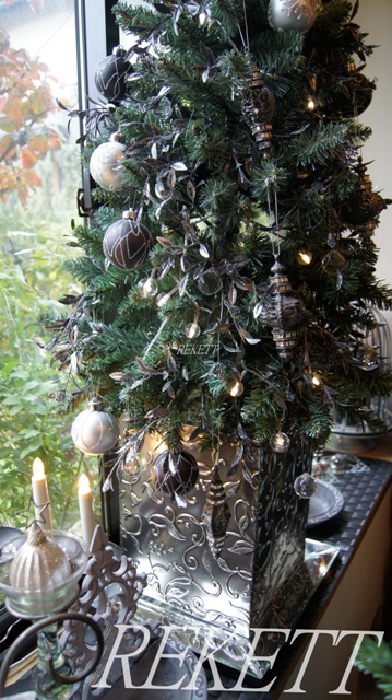 出窓をシルバー＆クリスタルの素敵なクリスマスツリーで～♪_f0029571_1132818.jpg