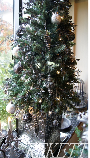 出窓をシルバー＆クリスタルの素敵なクリスマスツリーで～♪_f0029571_1152847.jpg