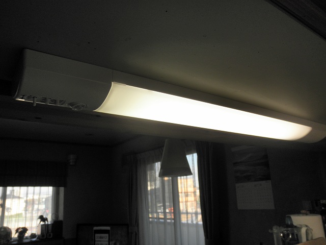 キッチンライト交換_d0059077_114599.jpg