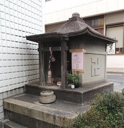 お地蔵様のやぐら補修④_c0092689_1812694.jpg