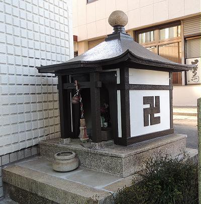 お地蔵様のやぐら補修④_c0092689_1813567.jpg