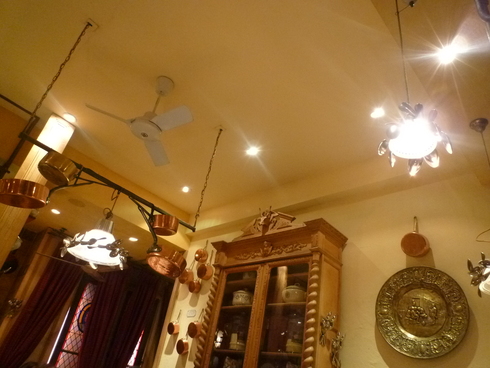 煌きのParis Les Invalides☆　とても可愛らしい　 restaurant。。。chez clement。。。☆*:.｡.☆*† _a0053662_1843513.jpg