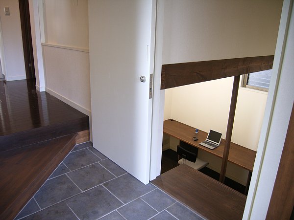 地下室に大人の隠れ家を バス通りの家 まちに出た 建築家たち ーnpo法人家づくりの会