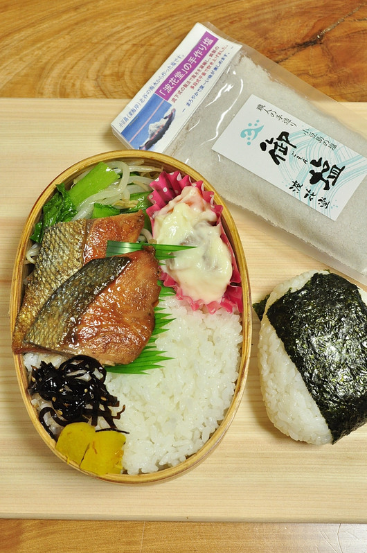 小豆島の塩おにぎり と 鮭の照り焼き弁当_b0171098_6461427.jpg