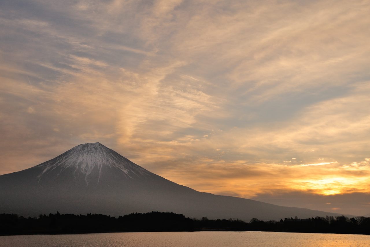 日の出を歓迎する大空_c0246358_3203642.jpg