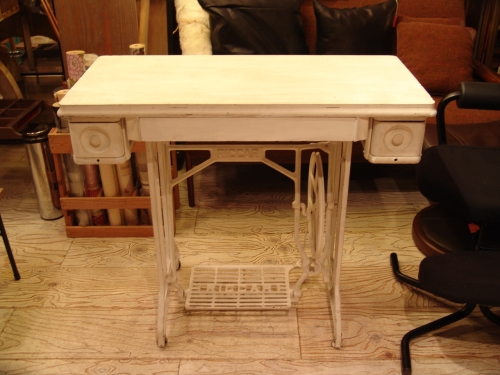 ミシン台・作業台・白ペンキ・入荷!!●若林店●_a0096367_2137565.jpg