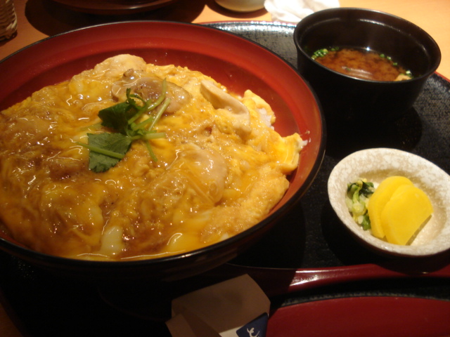 関東の老舗（玉ひで）の丼を名古屋で並ばずに食べる（とり五鐵）_e0149427_20313327.jpg