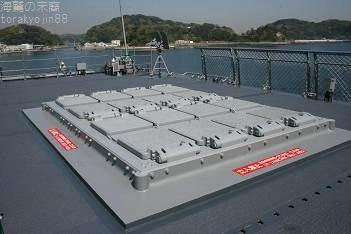 空母型護衛艦「ひゅうが」配備　ヘリコプター専用にしては大型空母_d0115156_0545933.jpg