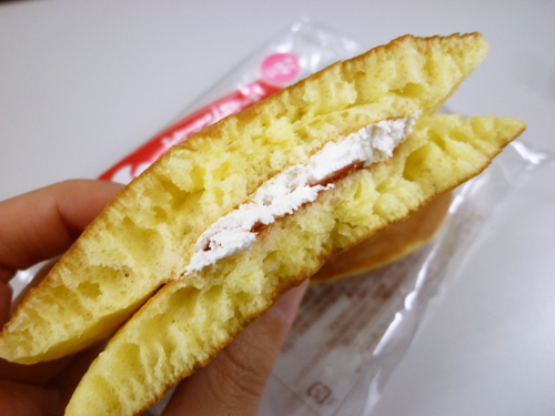もちっとホットケーキ(いちご&ホイップ)@ファミマ_c0152767_22202358.jpg