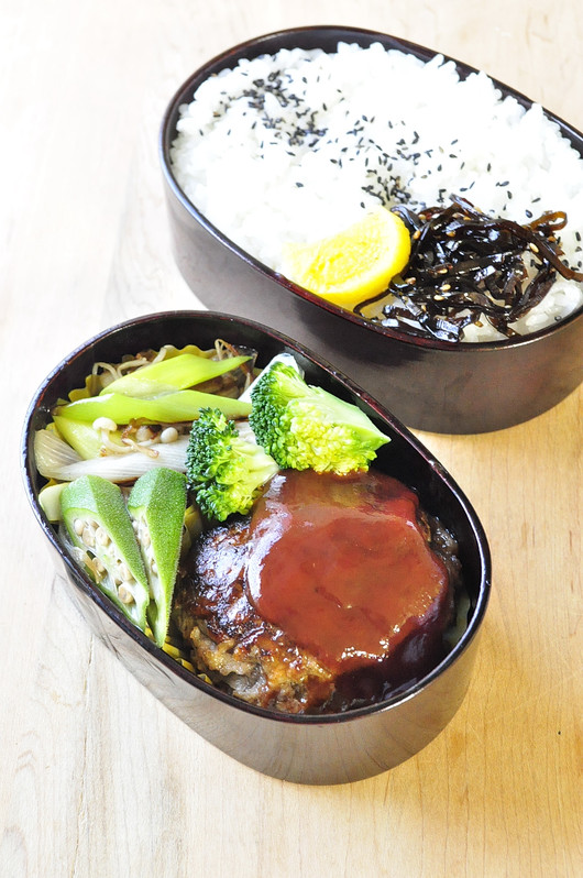 息子作ハンバーグのお弁当_b0171098_659114.jpg