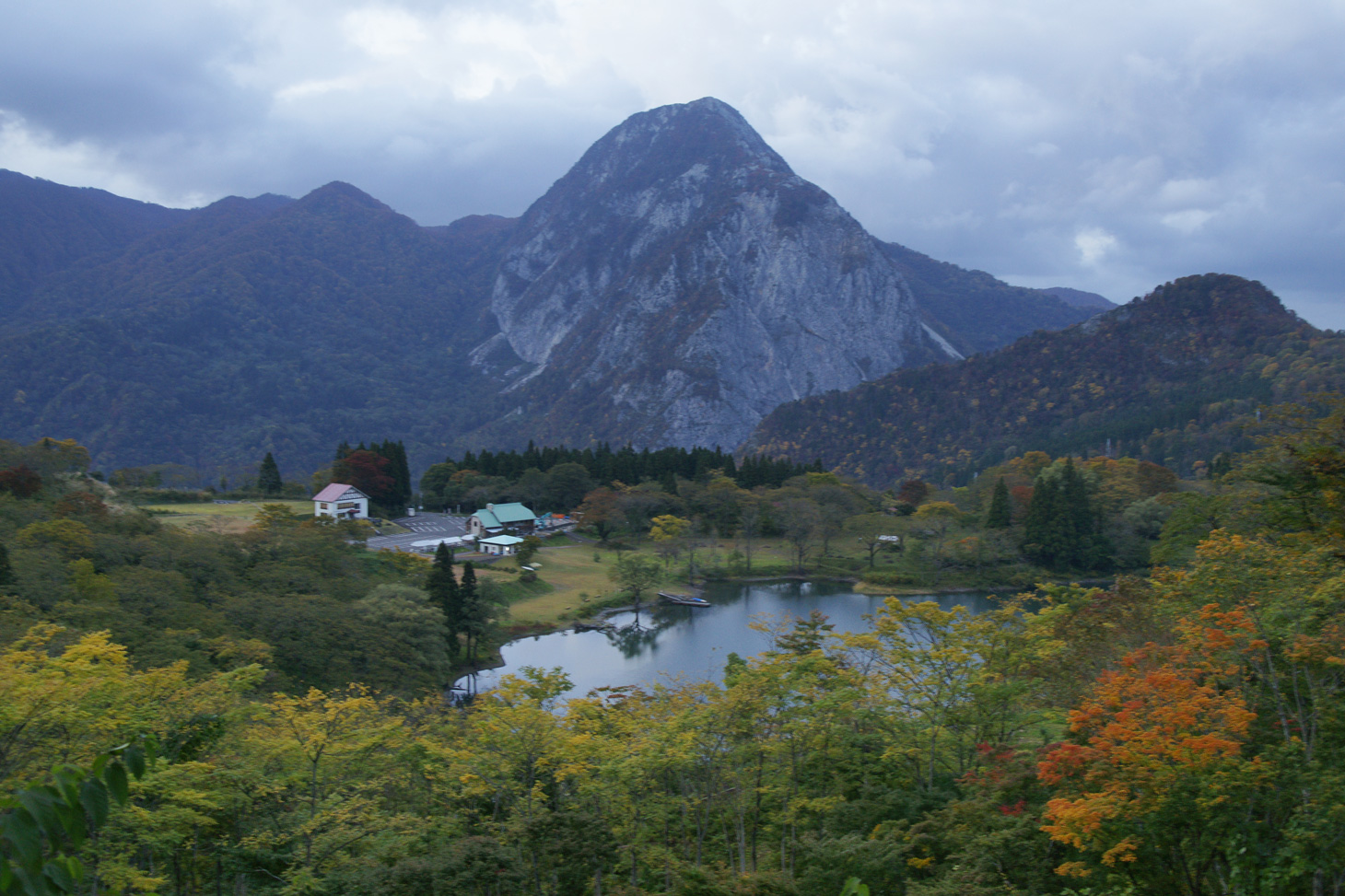 紅葉のくるま旅 （１１） ・・・雨飾高原、鎌池、ヒスイ峡、高浪の池_a0216227_23201910.jpg