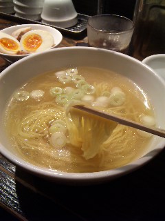 なんばの塩ラーメン_a0103940_7581495.jpg