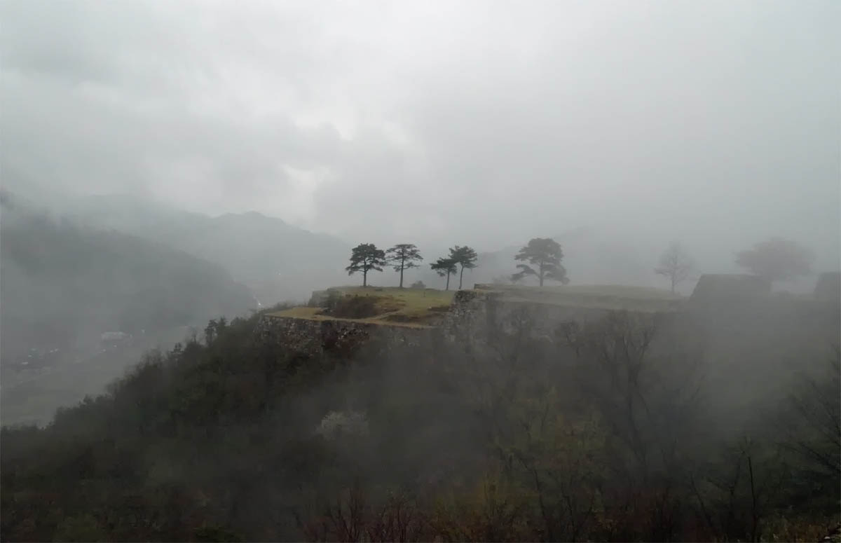 雨に煙る古城_e0022047_21523791.jpg