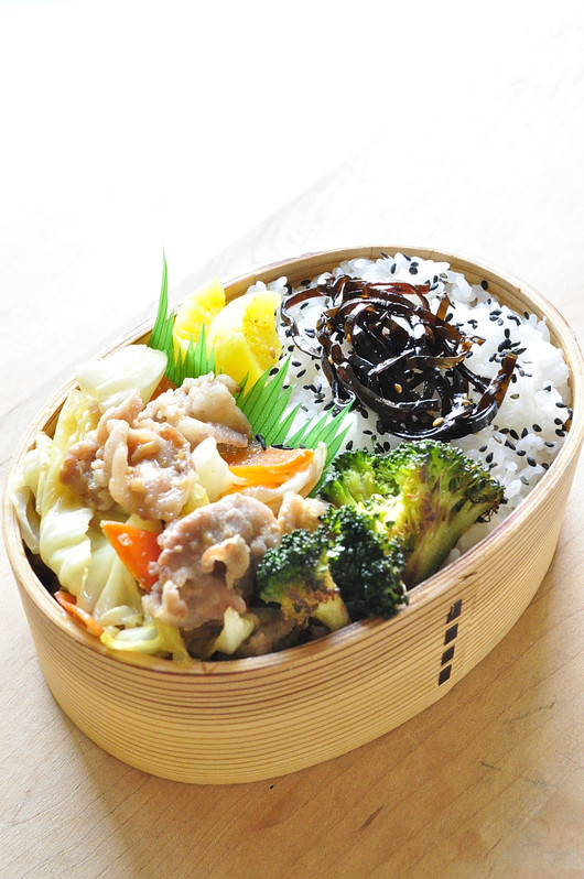 塩麹豚野菜炒め弁当と小豆島醤油のスィーツ_b0171098_8135977.jpg