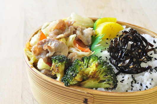 塩麹豚野菜炒め弁当と小豆島醤油のスィーツ_b0171098_8493997.jpg