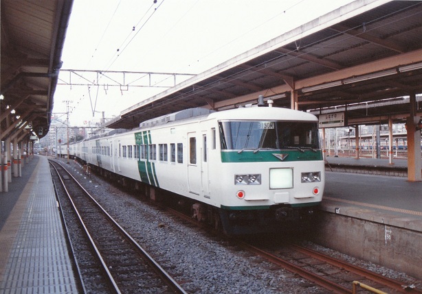 我が回想のクロ１５７（貴賓車） : 赤い電車は白い線