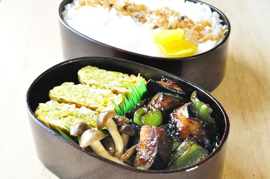 ナスとピーマンの味噌炒め弁当_b0171098_8374711.jpg