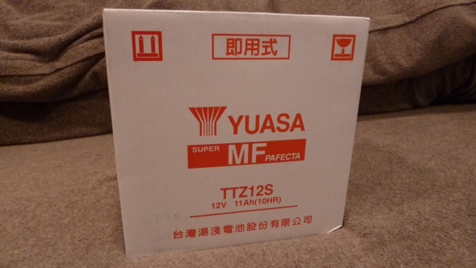 フォルツァ Z (MF08) ABS 用に台湾 YUASA ユアサ バッテリー TTZ12S 初期充電まで_b0029688_23353146.jpg