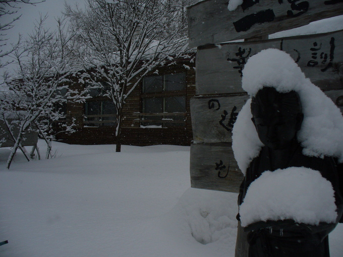 雪の中の木造校舎_e0117136_14383037.jpg