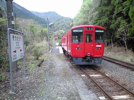 南国の列車　９　（宗太郎駅）_b0005281_17311540.jpg