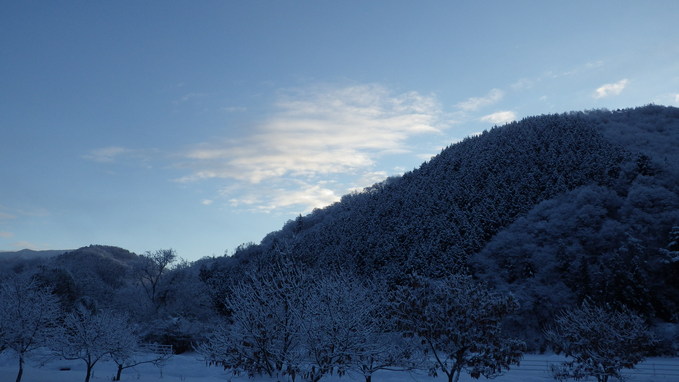 晴れて綺麗な雪景色です。_a0218118_1412579.jpg