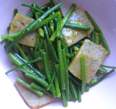 こんにゃくとニラの芽のカレー炒め チェンマイ未来厨房 こんにゃくとニラの芽のカレー炒め チェンマイ未来厨房