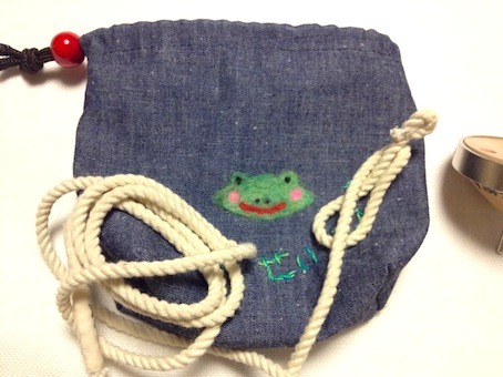初めてのフェルト刺繍でコマ袋♪_f0089355_18582494.jpg